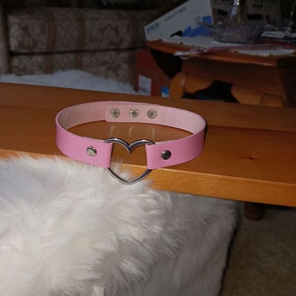 PINK Leather Heart Shaped Choker Necklace - Picture 14 of 15